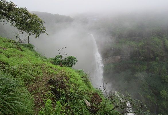 Best Waterfalls Near Mumbai-Lingmala Falls