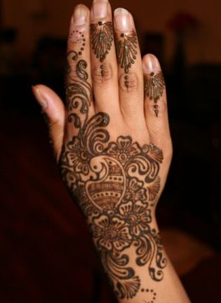 peacock-pattern-back-hand-mehndi-design14