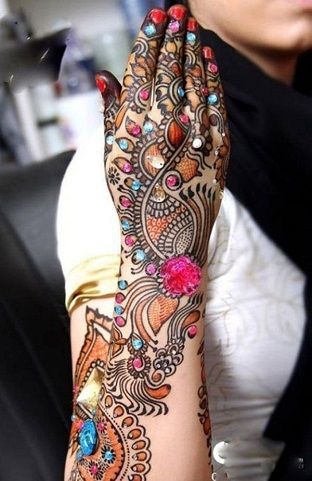 delightful-bridal-back-hand-mehndi-design-15