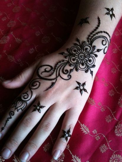 Round artistic mehandi