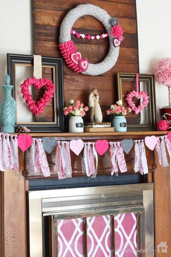 Frumos Valentine's Day Mantel