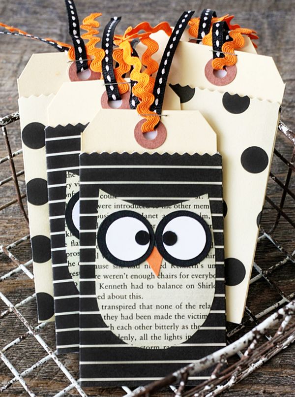 Duok a sweet Halloween treat in the form of a gift card with this DIY Halloween Gift Card Holders. www.livelaughrowe.com #halloween #giftcardholder