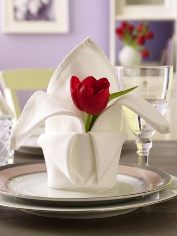 Aranyos napkin folding idea.