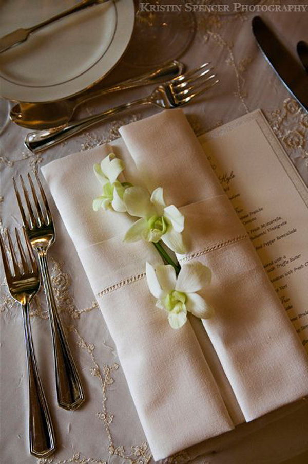 Részlet of napkin fold with white orchids