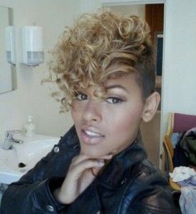 Blondinė Mohawk with Short Curls