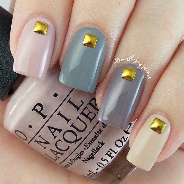 Szürke and nude color with metal decoration nail art