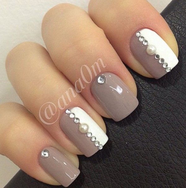 Szürke and white nail art