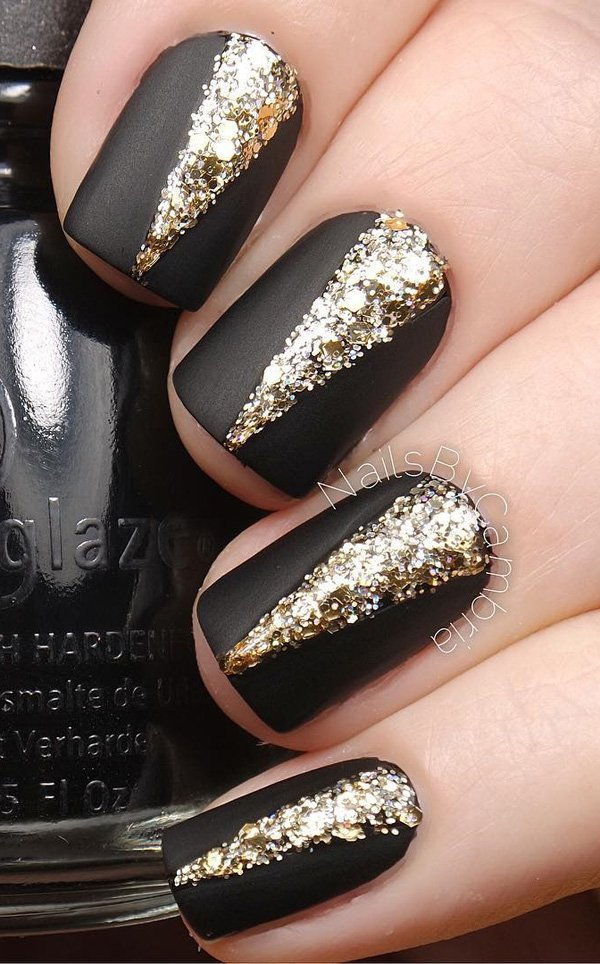 Fekete and gold glitter nail art