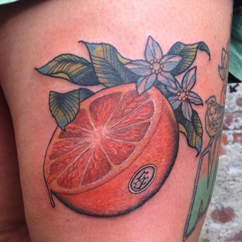 Jumătate Orange with Green Leaves Tattoo Design