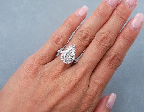 Pară Cut 2- carat Diamond Ring