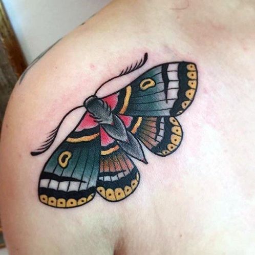 Tradiţional Moth Tattoo Design