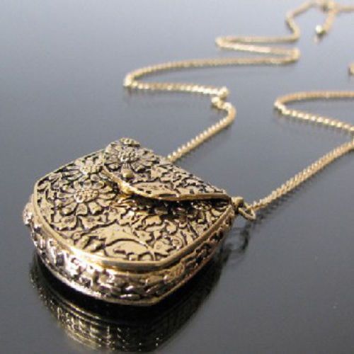 Dizajner Locket Necklace