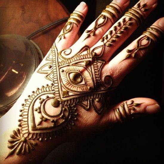 Egyptian eye mehndi design