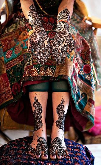 Entangled mehndi design