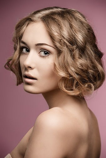 Göndör bob hairstyles - Rolled short look