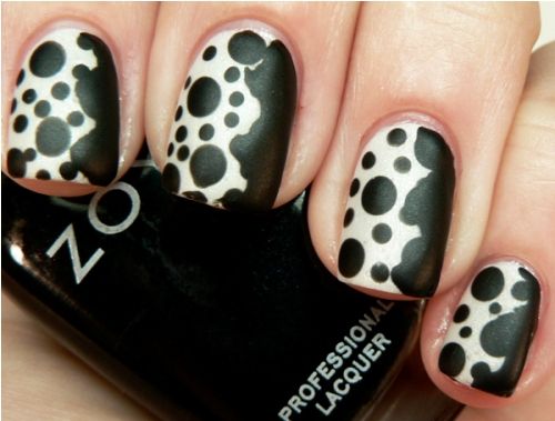 Polka dot nail2