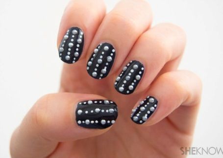 Polka dot nail9