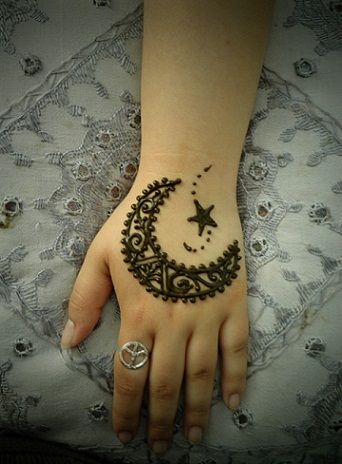 moon shaped mehndi